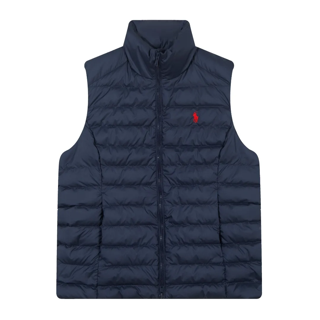 P340 White background picture [Popular in winter] Style No.: 25125# Color: Black/Navy Blue/Almond Size: S-XL - Ralph Lauren/Ralph Lauren 2025FW Popular winter item Stand collar three zipper couple style rib down vest vest - Craftsmanship 400T diamond-proof nylon on the face Grid down filling inside 400T high-density gallbladder isolation - Correct slightly waisted version on both sides The placket is made of cotton webbing and has double zipper pockets on both sides - RL's hottest vest this year. Out of stock at counters. A treasure item with a winter atmosphere. It comes in three basic colors. It can be worn by both men and women, especially the creamy white with a warm red feel. Comes with a beauty filter, which girls love. The overall fluffiness is just right. It is light and not bloated. It is very chill. It can enhance the overall fashion sense whether worn outside or inside.